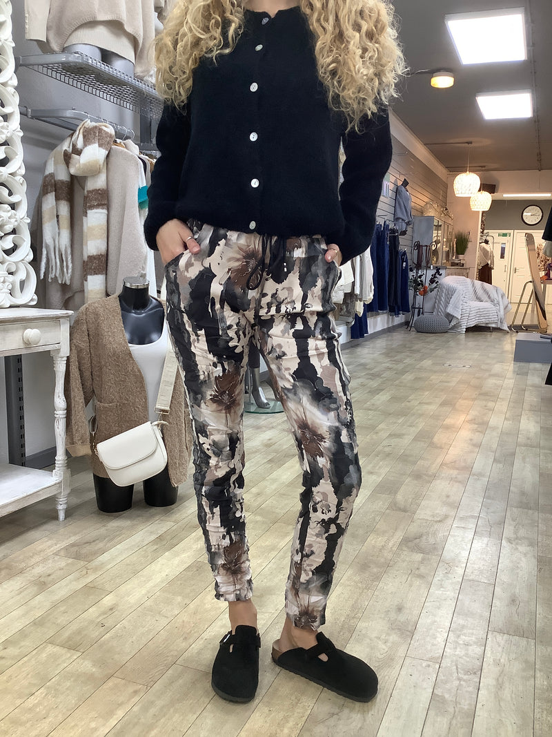 LILY PRINT MAGIC PANTS